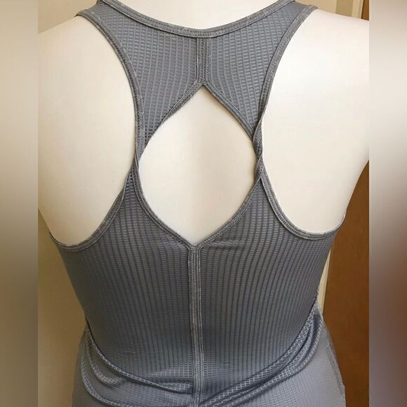 🔮 UNDER ARMOUR | Grey Workout Tank Size Small - Picture 5 of 7